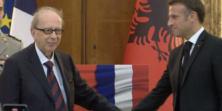 Macron vlerëson Kadaren me Dekoratën e “Oficerit të Madh të Legjionit të Nderit”