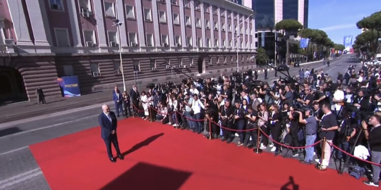 LIVE-Nis Procesi i Berlinit! Rama del në shesh për të pritur miqtë!