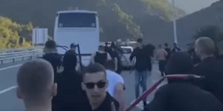 Përplasjet e ultrasve në Kukës, 5 të plagosur, disa të shoqëruar në polici