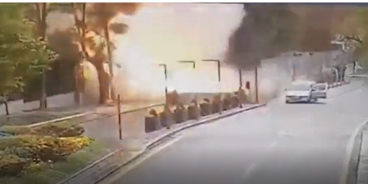 VIDEO/ Del nga makina dhe vrapon, momenti kur terroristi hedh veten në erë pranë Parlamentit në Ankara