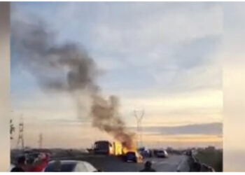 Ishte në lëvizje, përfshihet nga flakët makina, bllokohet aksi në autostradën Tiranë-Durrës