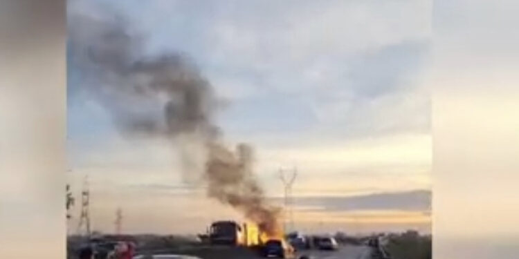 Ishte në lëvizje, përfshihet nga flakët makina, bllokohet aksi në autostradën Tiranë-Durrës