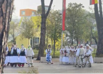 Surpriza/ Shqipëria pret “kokat” e BE-së me këngë e valle ballkanike