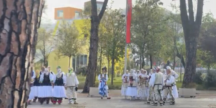 Surpriza/ Shqipëria pret “kokat” e BE-së me këngë e valle ballkanike