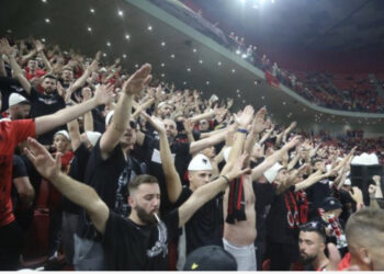VIDEO/ Spektakël në tribuna, “Tifozave Kuq e Zi” nisin Show-n, atmosferë elektrizuese në “Air Albania”