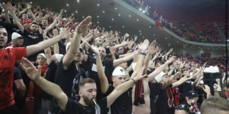 VIDEO/ Spektakël në tribuna, “Tifozave Kuq e Zi” nisin Show-n, atmosferë elektrizuese në “Air Albania”