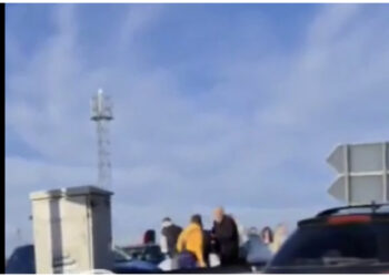 Plas grushti në mes të autostradës, shoferët ndalojnë në rrugë dhe përleshen fizikisht