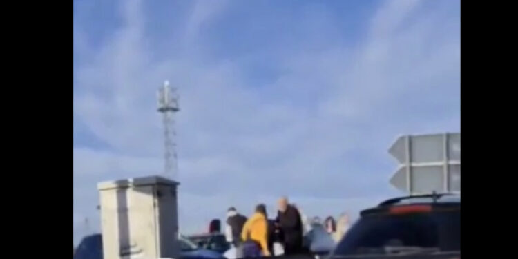 Plas grushti në mes të autostradës, shoferët ndalojnë në rrugë dhe përleshen fizikisht