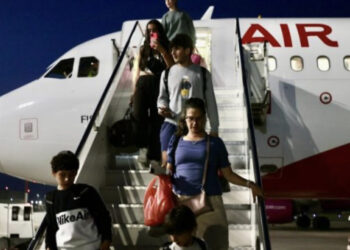 FOTOT/ Zbritën në Rinas! Kush janë 40 shqiptarët që erdhën nga Izraeli?