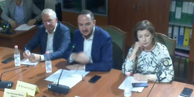 “Mos m’u drejto si gangster”, Salianji përplaset me deputetin socialist: Je një pocaqi, ke ardhur këtu me mbështetjen e krimit