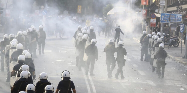 Europa League/ Tensione jashtë fushe mes policisë dhe tifozëve të AEK, përdoret gaz lotsjellës