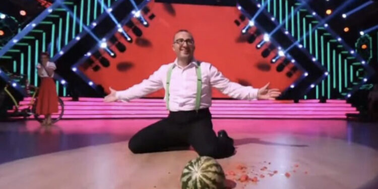 FOTO/ Theu krahun për të kërcyer në “DWTS”, ja si u shfaq Korreshi në Kuvend