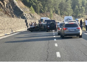 Tre makina bëhen copë-copë! Dy shoferë në spital, tjetri në polici