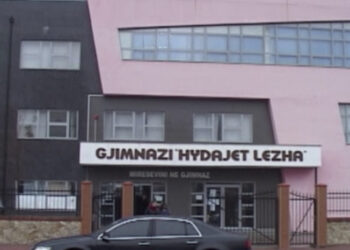 LAJM I FUNDIT/ Nxënësi qëllon mësuesen me karrige