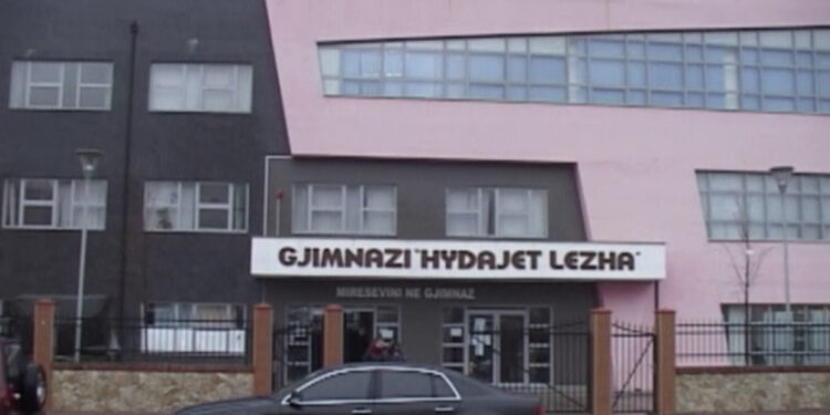 LAJM I FUNDIT/ Nxënësi qëllon mësuesen me karrige