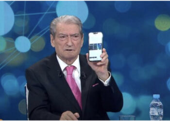 VIDEO/ Berisha publikon foton: Ja 3 telefonat e kriptuar të Ardi Veliut, janë përdorur në ndërtesën e Këshillit të Ministrave