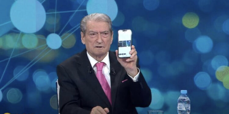 VIDEO/ Berisha publikon foton: Ja 3 telefonat e kriptuar të Ardi Veliut, janë përdorur në ndërtesën e Këshillit të Ministrave