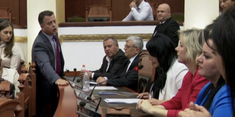 VIDEO/ “Flamur çfarë ke?!”- Si nisi sherri në parlament?