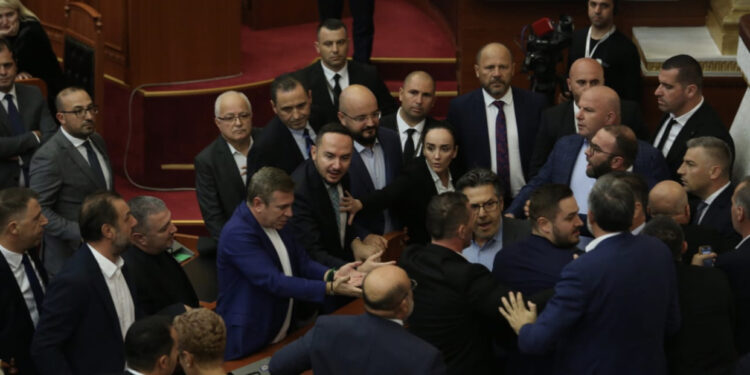 EMRAT/ Grushte në Parlament! PS bën gati letrat për të përjashtuar 7 deputetë demokratë