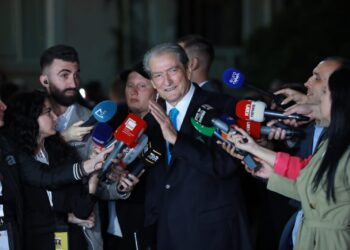 Berisha me gazetarët: Mazhoranca mund të përjashtojë, por popullin nuk mund ta përjashtojë kurrë. Beteja jonë këtu është betejë pa kthim