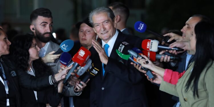 Berisha me gazetarët: Mazhoranca mund të përjashtojë, por popullin nuk mund ta përjashtojë kurrë. Beteja jonë këtu është betejë pa kthim