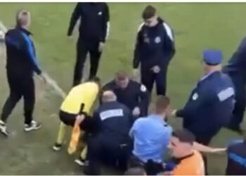VIDEO/ Plas dhuna në fushë, lojtarët dhunojnë arbitrin për një penallti, në pranga një prej tyre