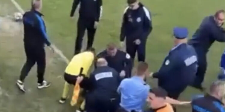 VIDEO/ Plas dhuna në fushë, lojtarët dhunojnë arbitrin për një penallti, në pranga një prej tyre