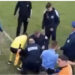 VIDEO/ Plas dhuna në fushë, lojtarët dhunojnë arbitrin për një penallti, në pranga një prej tyre