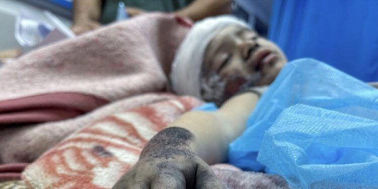 E dhimbshme/ Prindërit në Palestinë shkruajnë emrat e fëmijëve në trup për t’i identifikuar nëse vriten