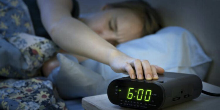 Akrepat kthehen 60 minuta prapa sonte! Eksperti tregon sa ditë do trupi të përshtatet me ndryshimin e orës