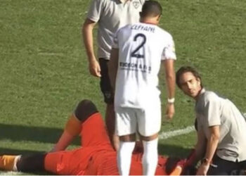 VIDEO/ Portieri goditet me flakadan në kokë, del nga fusha me barrelë