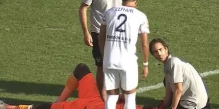 VIDEO/ Portieri goditet me flakadan në kokë, del nga fusha me barrelë