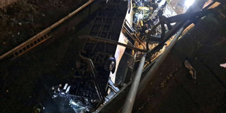 FOTO/ Autobusi u “pushtua” nga flakët, viktimat u dogjën për së gjalli