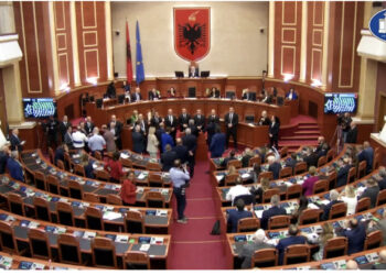 Miratohet me 101 vota rezoluta për Kosovën, mungon Rama, opozita bllokon foltoren