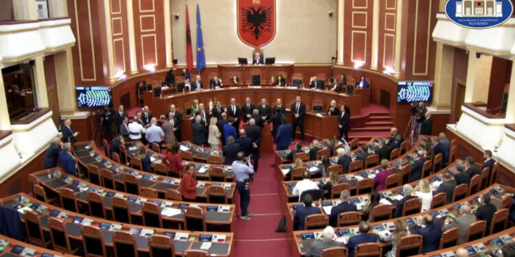 Miratohet me 101 vota rezoluta për Kosovën, mungon Rama, opozita bllokon foltoren