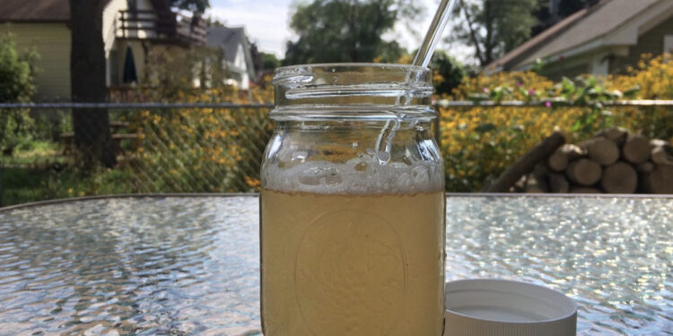 Mund ta zëvendësojë kafen, pija e shëndetshme që do t’ju zgjojë direkt nga gjumi në mëngjes