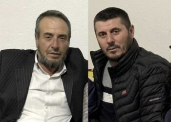 “Benzi” e hodhi “Fordin” në ajër! Pamjet e aksidentit me 2 viktima në Rrugën e Kombit