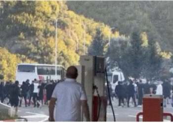 Nxehen gjakrat mes Ultrasve në Kukës, tifozët e Vllaznisë dhe Tiranës “boks” në rrugë