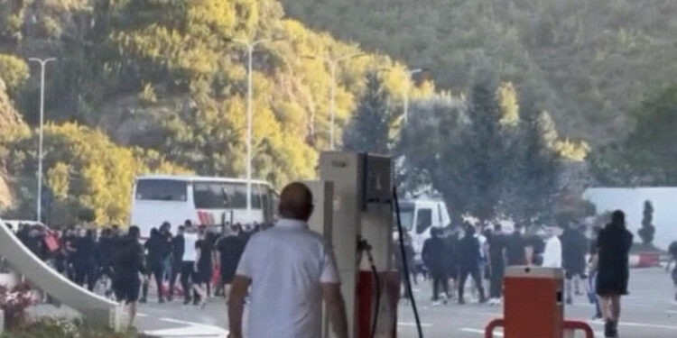 Nxehen gjakrat mes Ultrasve në Kukës, tifozët e Vllaznisë dhe Tiranës “boks” në rrugë