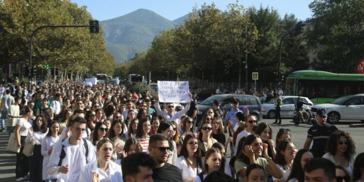 30 deputetë çojnë ligjin për studentët e mjekësisë në Kushtetuese
