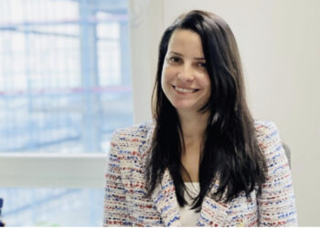 Batërdia me pronat në Durrës! Arrestohet në zyrë ish-drejtoresha e Kadastrës