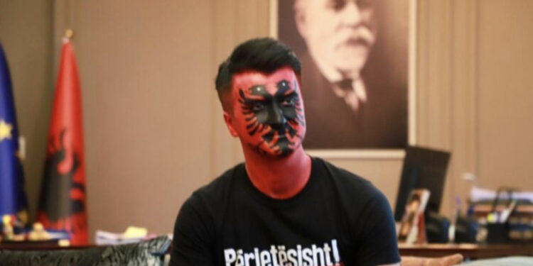 Tifozi unik i kombëtares merr pasaportën shqiptare