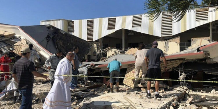 TRAGJEDI / Shembet çatia e një Kishe në Meksikë gjatë pagëzimit, 9 të vdekur dhe dhjetëra të plagosur. 20 persona ende nën rrënoja