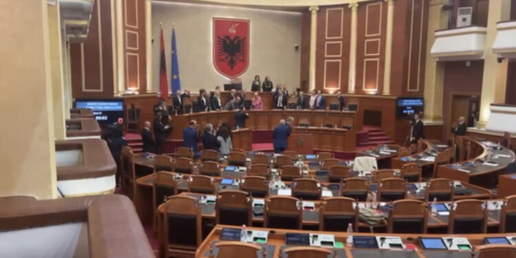 Bllokuan foltoren e Kuvendit, PS kërkon masë disiplinore ndaj 5 deputetëve demokratë