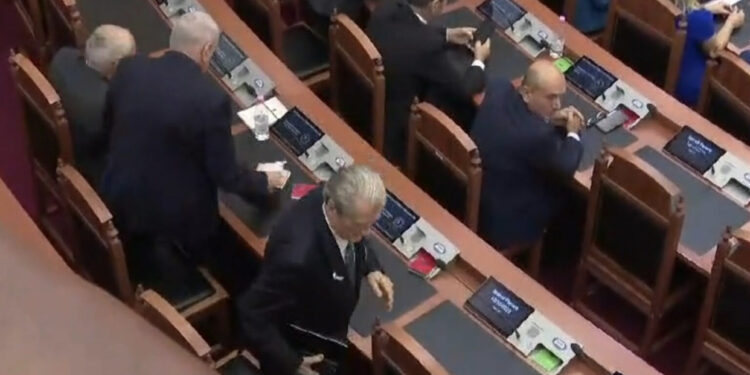 Rama mbi një orë fjalim për Kosovën, Berisha çohet dhe ikën