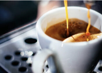 5 arsye se përse kafeja në mëngjes mund të jetë më e mirë se çaji