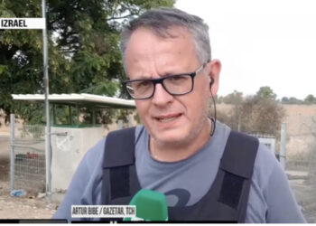 E FRIKSHME/ Tanku i shkon drejt: Gazetarit shqiptar i drejtohet arma për ta vrarë në Izrael