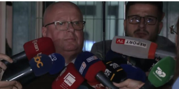 Avokatët e Berishës braktisin seancën, Gjokutaj: Nuk vazhdojmë seancat po u përjashtuar gjyqtarja Irena Gjoka