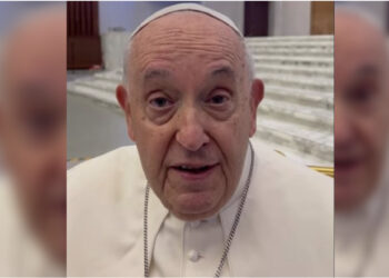 VIDEO/ “Punoni për atdheun”, Papa Françesku bekon të rinjtë shqiptarë 