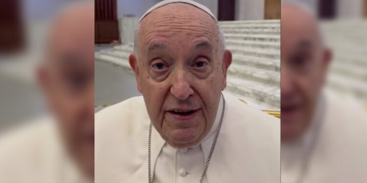 VIDEO/ “Punoni për atdheun”, Papa Françesku bekon të rinjtë shqiptarë